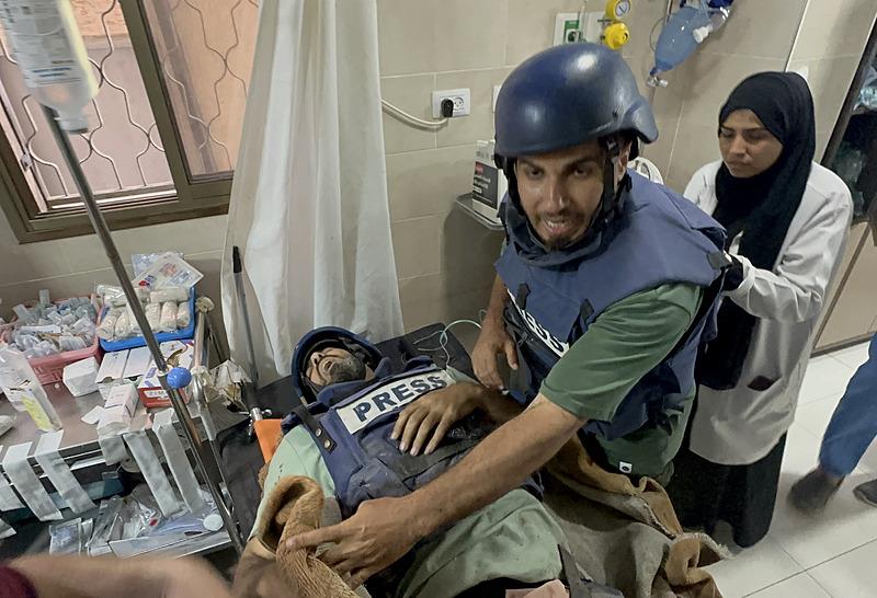 İşgalci İsrail'in Nusayrat Mülteci Kampı'nı bombalaması sonucu aralarında TRT Arapça ekibinin de bulunduğu bir grup gazeteci yaralandı.