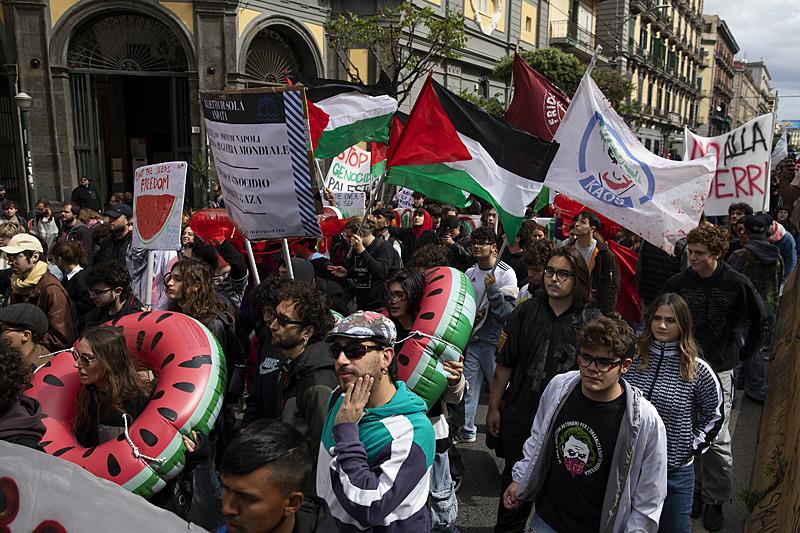 İtalya'nın Napoli kentinde düzenlenen G7 dışişleri bakanları toplantısı sırasında öğrenciler protesto gösterisi düzenledi. Yedi büyük sanayileşmiş ülkeden oluşan grubun dışişleri bakanları, Napoli açıklarında bir turizm merkezi olan İtalya'nın Capri adasında üç günlük bir toplantı düzenledi. Gösterilerde Filistin bayrakları taşıyan ve sloganlar atan öğrenciler, G7 ülkelerini İsrail'in Filistin'e yönelik saldırılarını kınamaya ve Filistinlilere destek vermeye çağırdı. Protestocular ayrıca G7'nin iklim değişikliği, yoksulluk ve eşitsizlik gibi küresel sorunlara karşı da gösteri düzenledi.