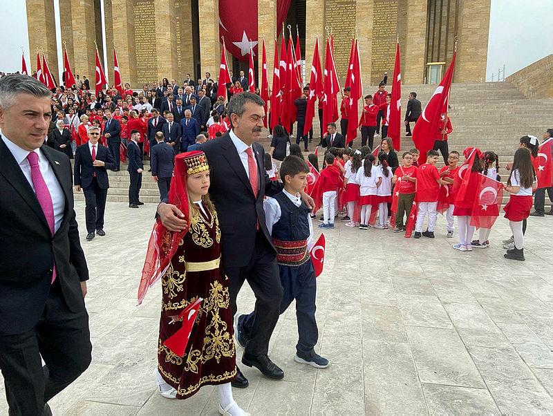 Milli Eğitim Bakanı Yusuf Tekin, 23 Nisan Ulusal Egemenlik ve Çocuk Bayramı dolayısıyla öğretmen ve öğrencilerle Anıtkabir'i ziyaret etti. 