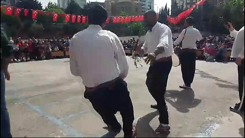 23 Nisan kutlamalarında zurnacı bayıldı: O anlar kamerada-3