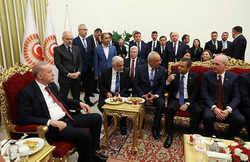 son-dakika-baskan-erdogan-ozgur-ozeli-ak-parti-genel-merkezinde-kabul-edecek-saat-belli-oldu-yeni-anayasa-masa-1714489476016.jpeg