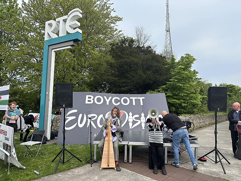 İrlanda'nın başkenti Dublin'de, İsrail'in katılımı nedeniyle Eurovision Şarkı Yarışması'nın boykot edilmesi çağrısıyla gösteri yapıldı. İrlanda Filistin Dayanışma Derneği ve İrlandalı Filistin Sanatçıları tarafından, Dublin'deki İrlanda Radyo Televizyonu (RTE) önünde gösteri düzenlendi. Gösteride, Eurovision Şarkı Yarışması'nın, İsrail katıldığı için boykot edilmesi talep edildi.