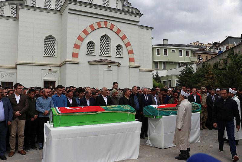 Erzincan'ın İliç ilçesindeki altın madeni sahasında 13 Şubat'ta meydana gelen heyelanın ardından toprak altından çıkarılan işçiler Ramazan Çimen ve Kenan Öz'ün cenazeleri toprağa verildi.