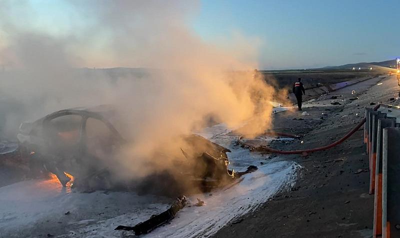 Aksaray'da feci kaza: Bariyerlere çarpan otomobil alev aldı-2