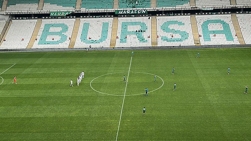 Serik Belediyespor'un U19 kararına tepki gösteren Vanspor, Bursaspor karşılaşmasını protesto etti.