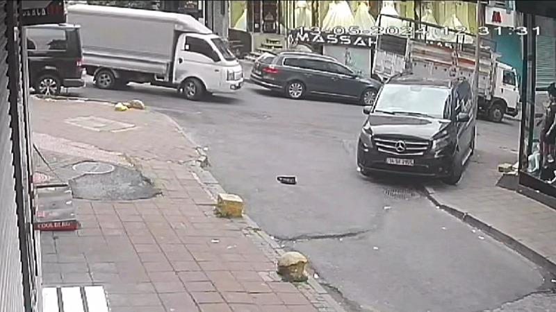 Fatih'te kamyonetin altında kalan kadın metrelerce sürüklendi: Kaza anı kamerada-4