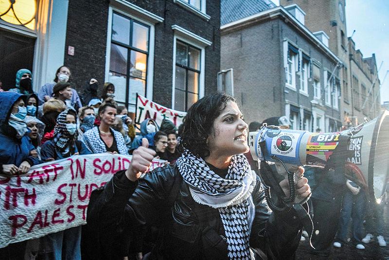 Hollanda'nın Utrecht kentinde bulunan Utrecht Üniversitesi'nde öğrenciler ve bir grup aktivist, Nekbe'nin (Büyük Felaket) 76'ncı yılı dolayısıyla Filistin'e destek gösterisi düzenledi. Göstericiler, üniversitenin İsrail'e verdiği desteği eleştirmek amacıyla Utrecht Üniversitesi'ne ait bir binanın önünde toplandı.