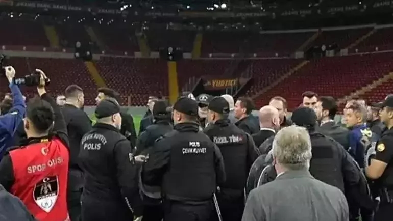 galatasaray-fenerbahce-derbisi-sonrasi-ortalik-karisti-1716147763239.jpeg