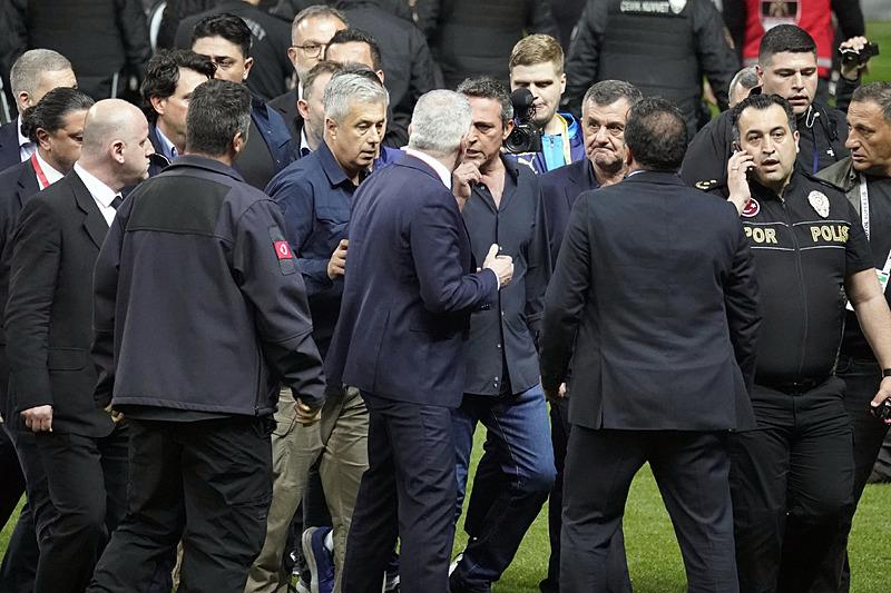 Ali Koç, derbinin ardından Galatasaray Stadı'na gelerek sarı kırmızılı yöneticilerle tartışmıştı.