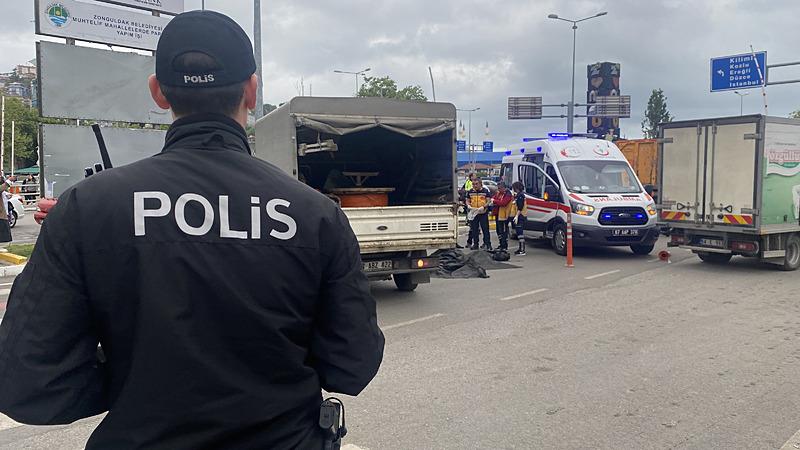 Zonguldak'ta feci kaza: Yaya geçidinde kamyon çarptı! Kamyonun altında sürüklendi-2