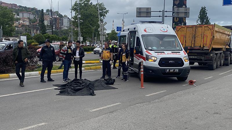 Zonguldak'ta feci kaza: Yaya geçidinde kamyon çarptı! Kamyonun altında sürüklendi-3