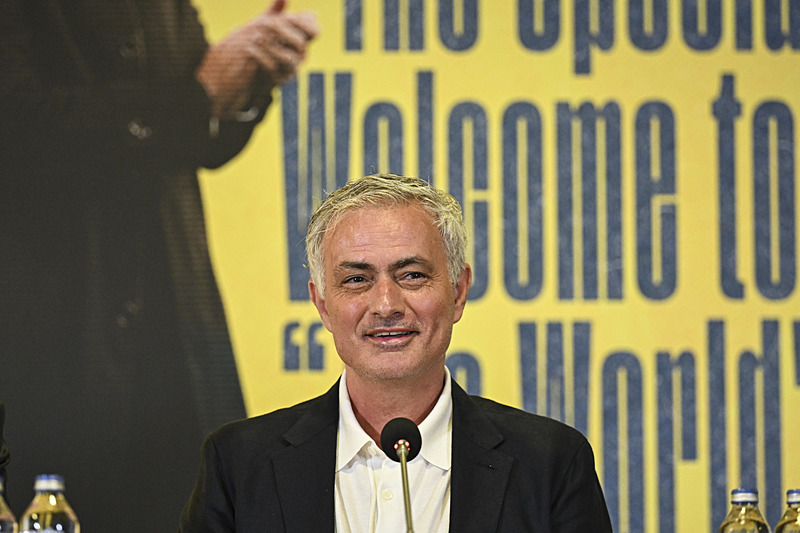 yok-artik-jose-mourinho-gelir-gelmez-transferde-galatasarayin-elinden-yildiz-ismi-kapacak-bu-harekat-savas-cik-1717446342044.jpeg Yok artık Jose Mourinho! Gelir gelmez transferde Galatasaray'ın elinden yıldız ismi kapacak.. Bu harekat savaş çıkarır-4