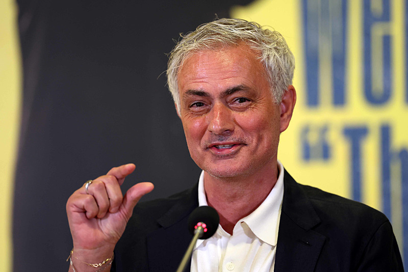 yok-artik-jose-mourinho-gelir-gelmez-transferde-galatasarayin-elinden-yildiz-ismi-kapacak-bu-harekat-savas-cik-1717446343435.jpeg Yok artık Jose Mourinho! Gelir gelmez transferde Galatasaray'ın elinden yıldız ismi kapacak.. Bu harekat savaş çıkarır-5