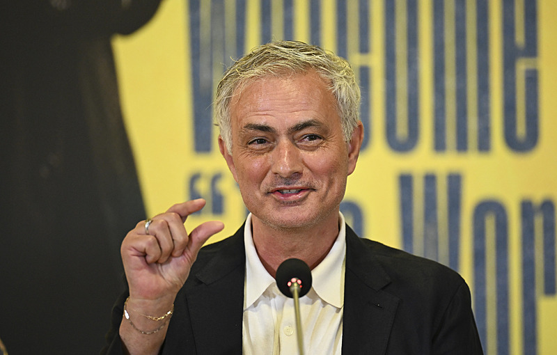 yok-artik-jose-mourinho-gelir-gelmez-transferde-galatasarayin-elinden-yildiz-ismi-kapacak-bu-harekat-savas-cik-1717446344289.jpeg Yok artık Jose Mourinho! Gelir gelmez transferde Galatasaray'ın elinden yıldız ismi kapacak.. Bu harekat savaş çıkarır-3