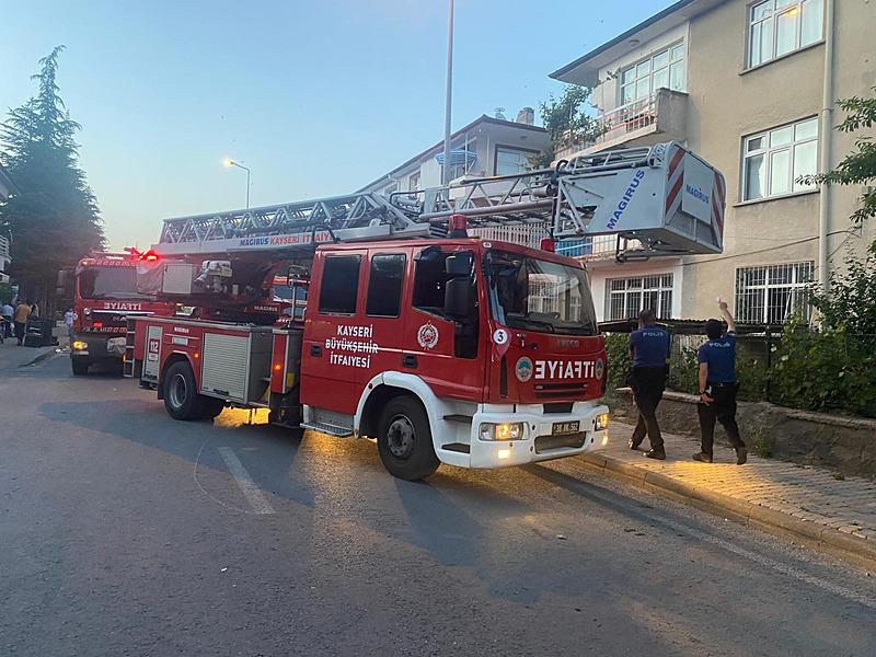 kayseride-ortalik-karisti-kiz-arkadasini-doven-ailesinin-evini-yakti-1717698569793.jpeg Kayseri'de ortalık karıştı: Kız arkadaşını döven ailesinin evini yaktı-4