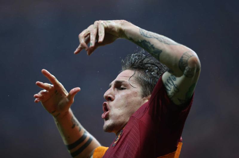 nicolo-zaniolo-icin-gelen-teklif-herkesi-soke-etti-oysa-her-sey-cok-guzel-baslamisti-1717691024186.jpg Galatasaray'ın yıldızı Nicolo Zaniolo'dan büyük şok! Gelen teklifler kulübü şaşırttı... Takımda mı kalacak?-6