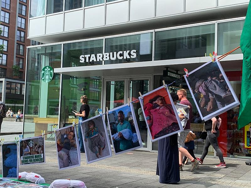 Hollanda'da, İsrail'in Gazze'ye saldırılarını protesto eden gruplar, kahve zinciri Starbucks'ın çeşitli kentlerdeki şubelerinin önünde gösteri yaptı. Şubenin önüne Filistin bayrakları ile ʺStarbucks soykırım için içecek hazırlıyorʺ ve ʺBoykot Starbucksʺ yazılı dövizler asan ve yere yapıştıran göstericiler, Starbucks'ın önünden geçenlere İsrail'in Gazze'deki katliamlarını anlatan broşürler dağıttı. (27.05.2024)