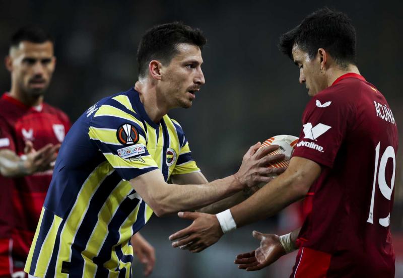 Fenerbahçe'de taraftarı ikiye bölen imza! Resmi açıklama bekleniyor-21