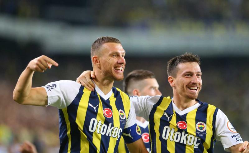 Fenerbahçe'de taraftarı ikiye bölen imza! Resmi açıklama bekleniyor-16