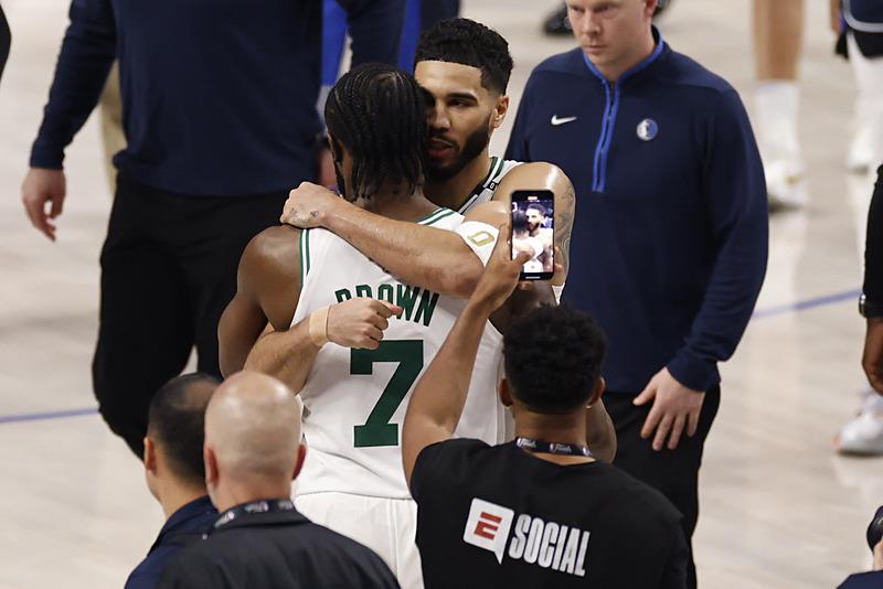 Tatum ve Brown, Celtics'i şampiyonluğa taşıyor.