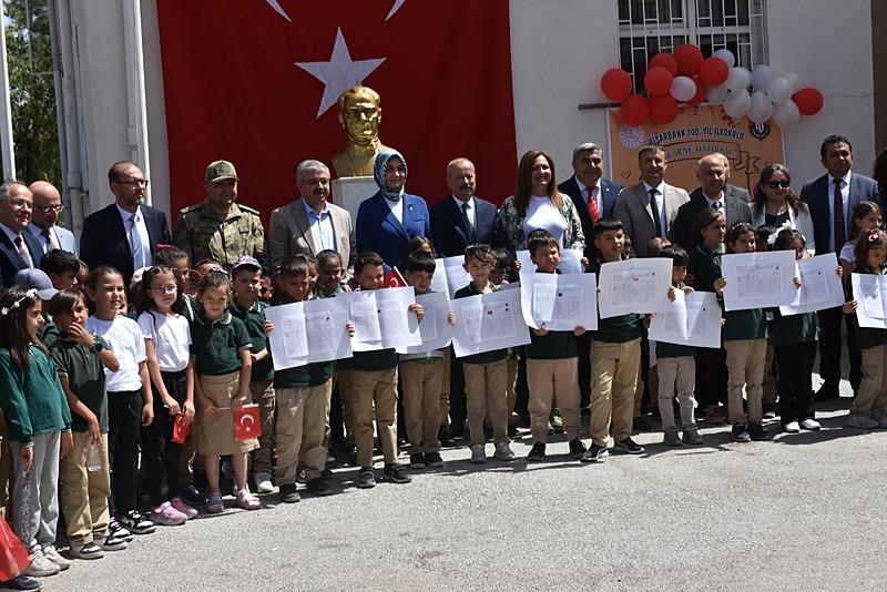 Afyonkarahisar'da öğrenciler karnelerini aldı