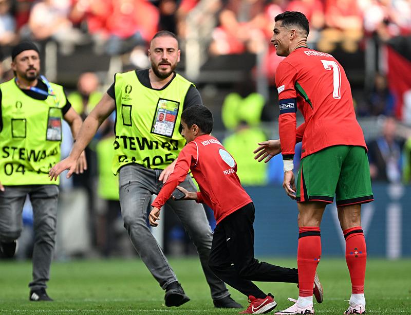 Türkiye - Portekiz karşılaşmasında küçük taraftar Cristiano Ronaldo ile fotoğraf çekilmek için sahaya atladı-4