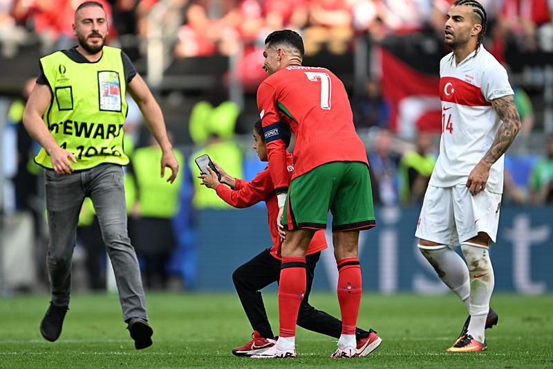 Türkiye - Portekiz karşılaşmasında küçük taraftar Cristiano Ronaldo ile fotoğraf çekilmek için sahaya atladı-3