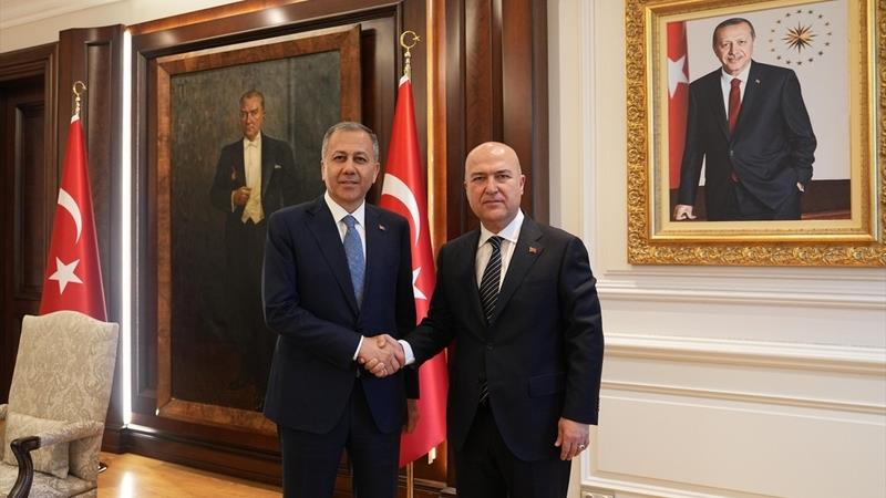 İçişleri Bakanı Ali Yerlikaya ve CHP Genel Başkan Yardımcısı Murat Bakan