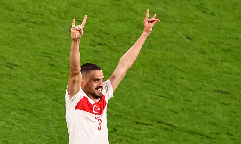 Merih Demiral attığı 2 golü bozkurt işareti yaparak kutladı 