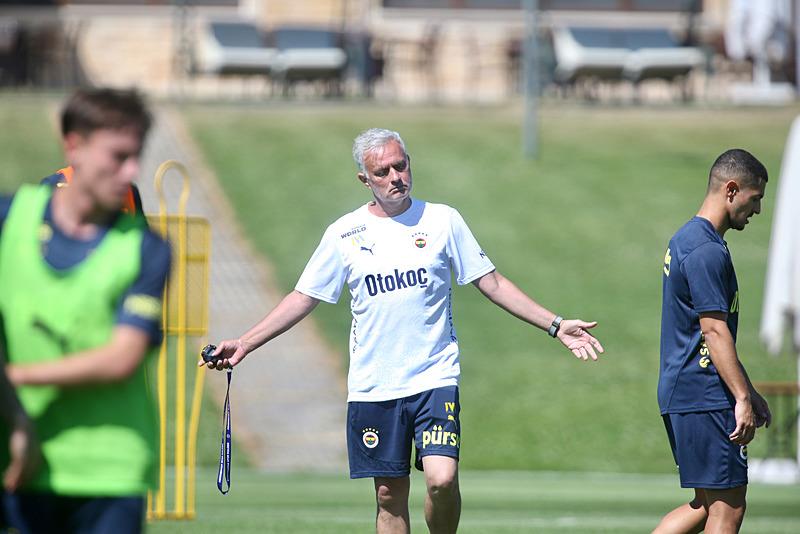 fenerbahcede-jose-mourinho-ruzgari-iste-antrenmanlarda-yasananlar-1720356356791.jpeg Fenerbahçe'de Jose Mourinho rüzgarı! İşte antrenmanlarda yaşananlar...-3