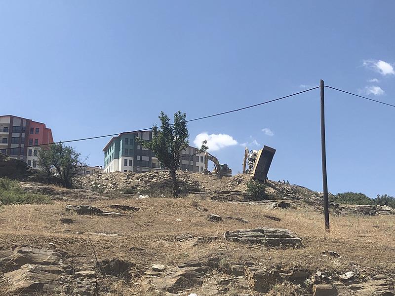 Manisa'nın Kula ilçesinde ilginç kaza! Moloz dökmek isteyen hafriyat kamyonu havada asılı kaldı-2