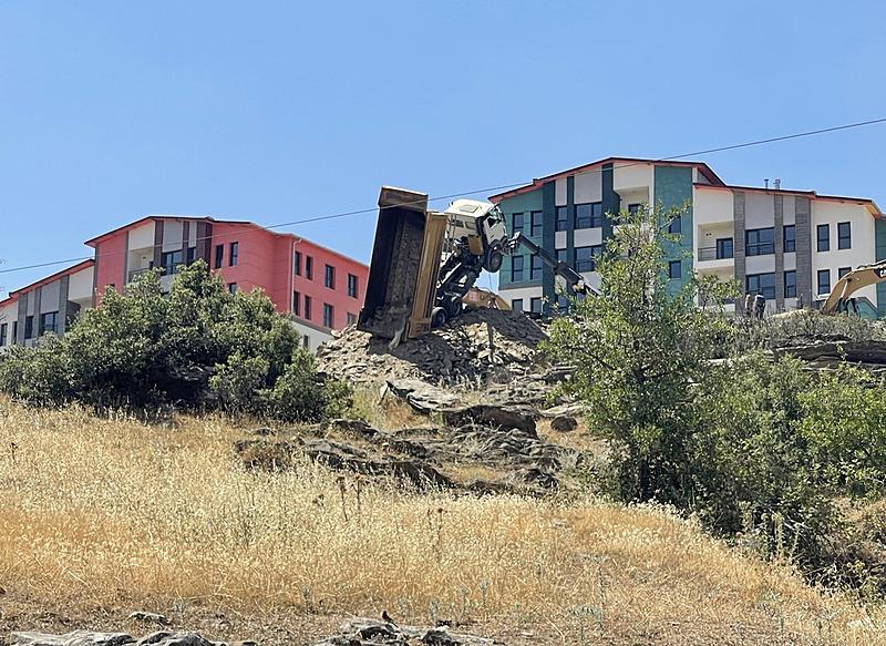 Manisa'nın Kula ilçesinde ilginç kaza! Moloz dökmek isteyen hafriyat kamyonu havada asılı kaldı-3