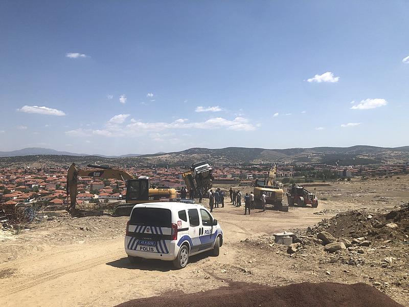 Manisa'nın Kula ilçesinde ilginç kaza! Moloz dökmek isteyen hafriyat kamyonu havada asılı kaldı-4