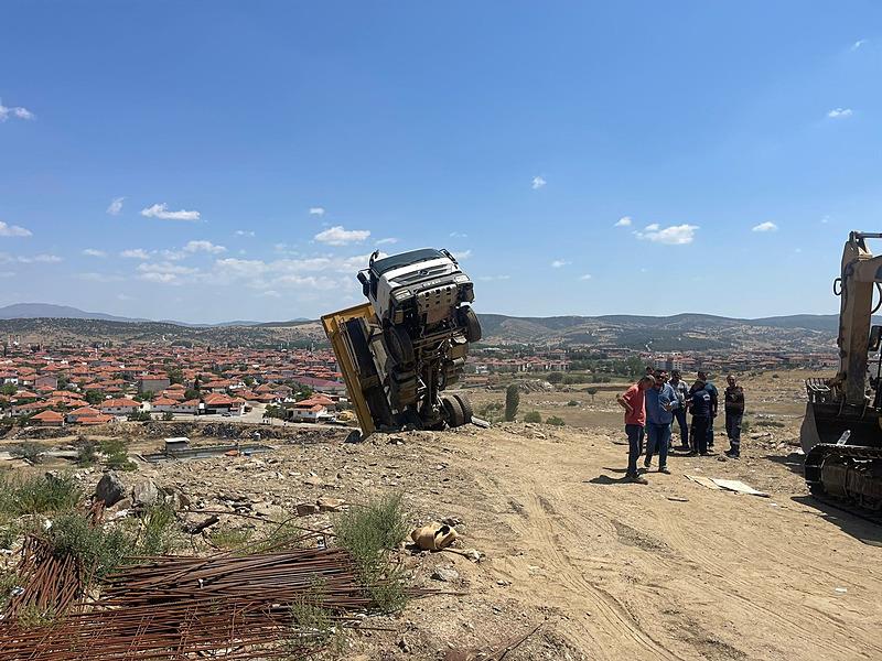 Manisa'nın Kula ilçesinde ilginç kaza! Moloz dökmek isteyen hafriyat kamyonu havada asılı kaldı-5