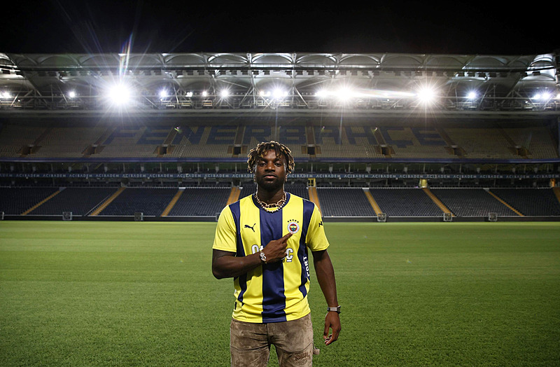 Allan Saint-Maximin için 8 milyon euro kiralama bedeli ödenecek