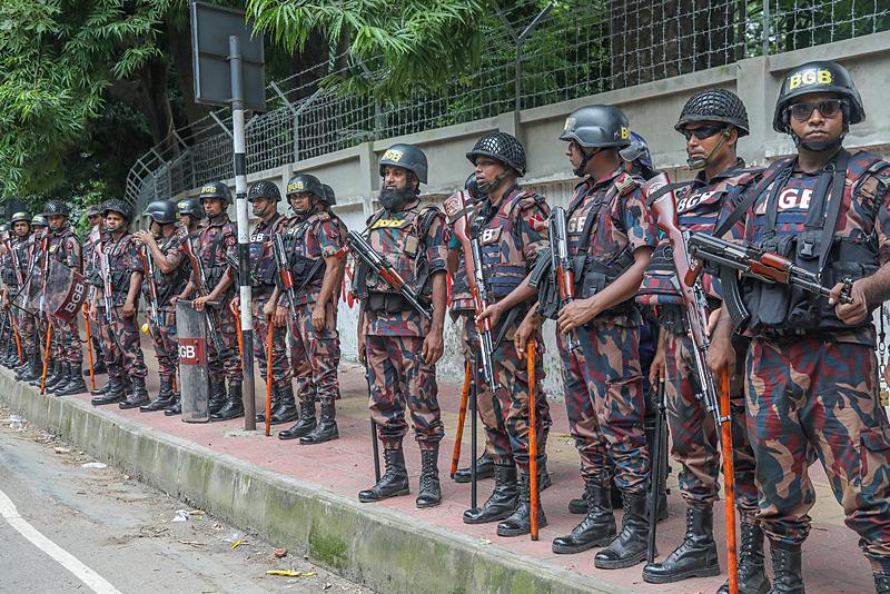 Bangladeş'te ordu sokağa indi