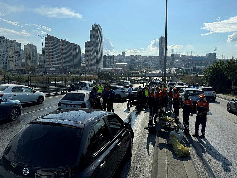 Kaza nedeniyle trafik durma noktasına geldi.