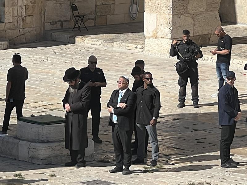 İsrail'in aşırı sağcı Ulusal Güvenlik Bakanı Itamar Ben Gvir (ortada), işgal altındaki Doğu Kudüs'te bulunan Mescid-i Aksa'ya baskın düzenledi. Ben Gvir, Aksa'ya baskını yoğun polis koruması altında gerçekleştirdi.