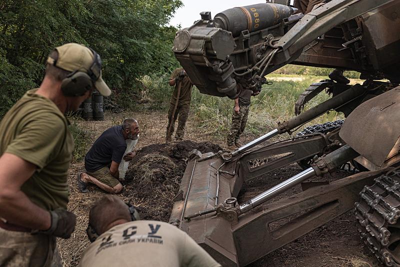 Rusya-Ukrayna savaşı devam ederken, Ukrayna Ordusu, Donetsk Oblastı'nda bulunan cephe hattında askeri hareketliliğini sürdürüyor. Bölgede konuşlu askerler, 2S7 ʺPionʺ kundağı motorlu obüsünü ateşlemek için hazırladı.