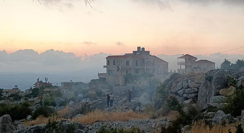 26.07.2024 İsrail'in Lübnan'ın güneyine yönelik saldırıları devam ediyor. İsrail ordusu, Lübnan'ın güneyinde yer alan Kefr Şuba bölgesine saldırı düzenledi. Saldırı sonucu bölgeden dumanlar yükseldi.