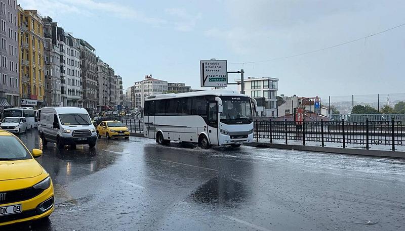 İstanbul'da yağış etkili oldu yollarda su birikintisi oluştu