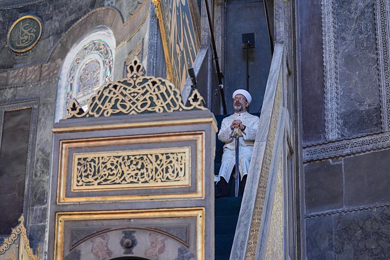 Diyanet İşleri Başkanı Prof. Dr. Ali Erbaş, Ayasofya-i Kebir Cami-i Şerifi'nde cuma namazında hutbe irad etti. Cuma namazı sonrasında Hamas Siyasi Büro Başkanı İsmail Heniyye için de gıyabi cenaze namazı kılındı.