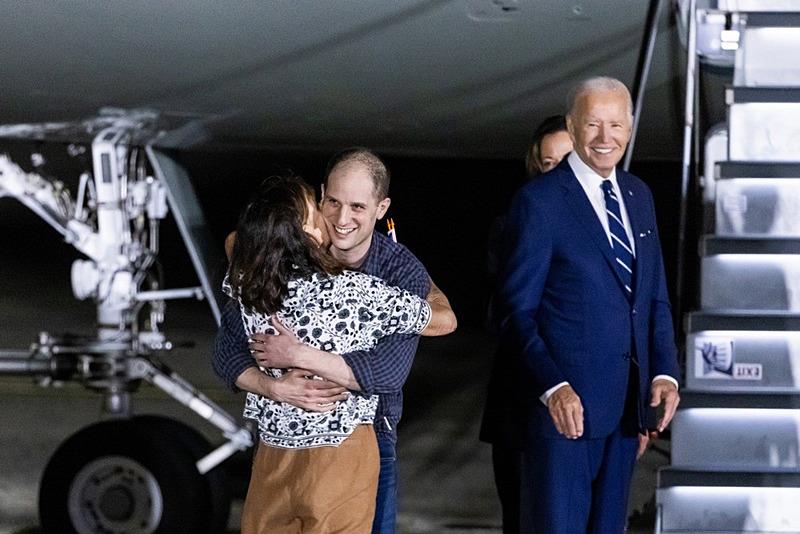 ABD Başkanı Joe Biden, Milli İstihbarat Teşkilatı'nın yönetiminde Ankara'da yapılan takas operasyonunun ardından ABD'ye dönen 3 ismi Andrews Hava Üssü'nde karşıladı