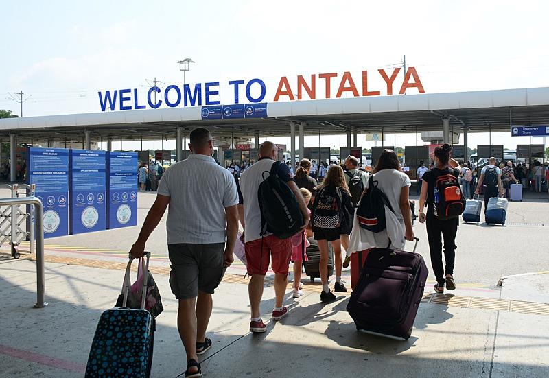 Antalya'ya gelen turist sayısı 9 milyonu aştı