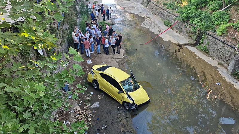 Zonguldak'ın Ereğli ilçesinde hafriyat kamyonunun arkadan çarpmasıyla kontrolden çıkan taksi dereye düştü 