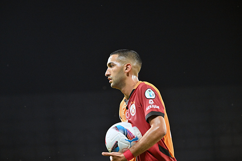 galatasarayda-yildiz-oyuncu-kadroya-alinmadi-bileti-kesildi-gonderiliyor-1723220643233.jpg Hakan Ziyech