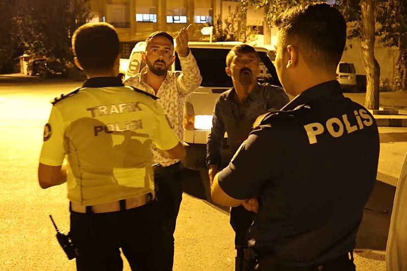 Aksaray'da düğünden çıkan müzisyen alkollü olarak geçtiği direksiyon başında polis aracına çarpmaya ramak kala dururken, meşhur olduğunu iddia eden müzisyen ʺAsla unutma beniʺ diyerek basın mensuplarını tehdit etti.