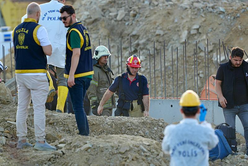 İhbar üzerine olay yerine itfaiye, polis ve sağlık ekipleri sevk edildi