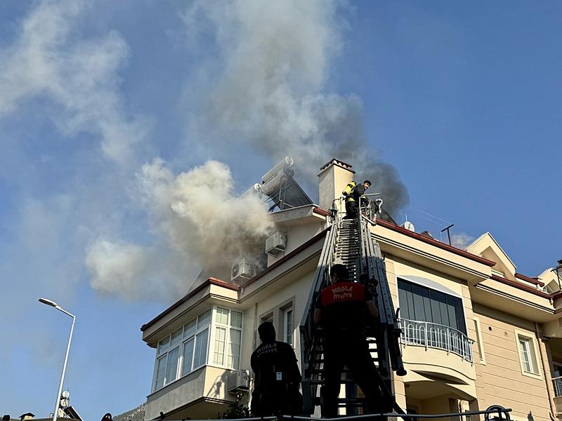 Muğla'nın Fethiye ilçesinde mahkeme kararı ile tahliye edilen kiracının, boşalttığı dairenin de bulunduğu çatı katını ateşe verdiği öne sürüldü