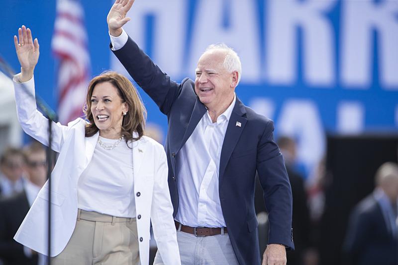 ABD'de Demokratların başkan adayı Kamala Harris (solda), seçim çalışmaları kapsamında Wisconsin eyaletinde miting düzenledi. Başkan yardımcılığı için Minnesota Valisi Tim Walz'u (sağda) aday gösterdiği mitingi çok sayıda destekçisi takip etti.